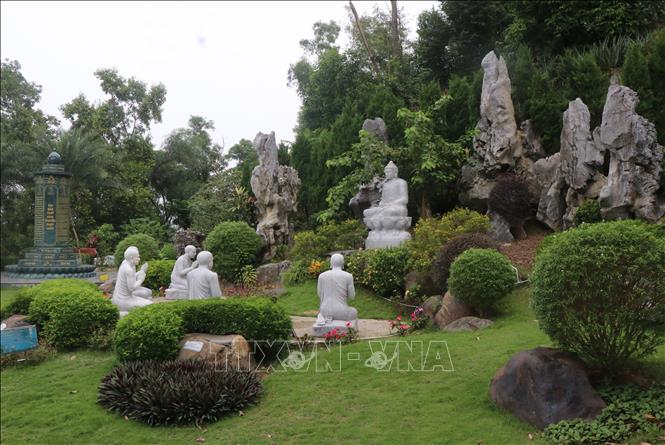 Không gian thanh tịnh trong chùa. Ảnh: Thanh Thương - TTXVN