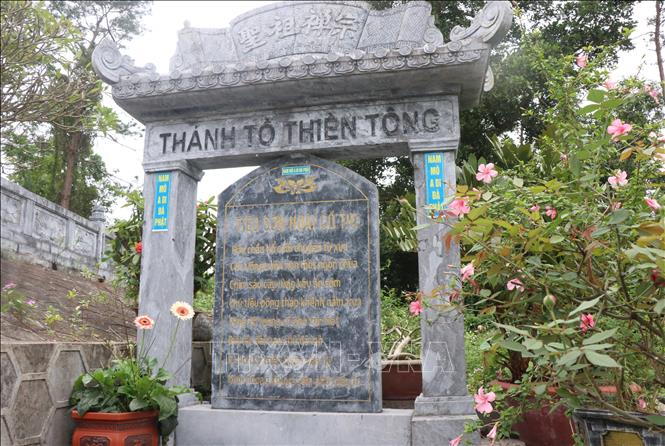 Tấm bia được đặt trên đỉnh núi. Ảnh: Thanh Thương - TTXVN