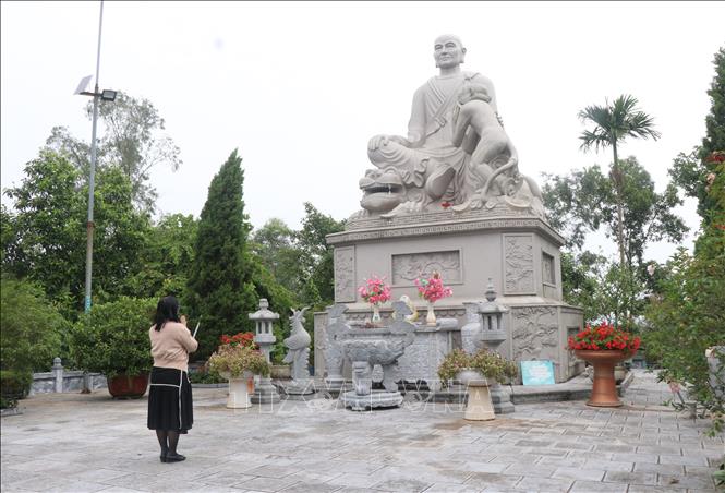 Tượng Thiền sư Vạn Hạnh trên núi Tiêu được đặt hướng về kinh thành Thăng Long. Ảnh: Thanh Thương - TTXVN