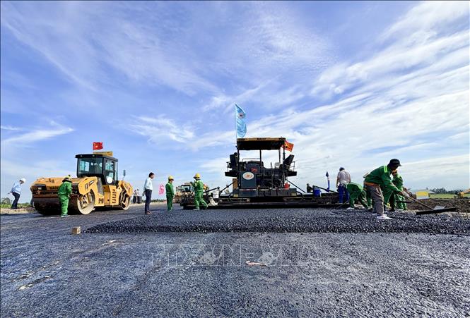 Hệ thống máy móc hoạt động liên tục để đảm bảo tiến độ đề ra cuối năm. Ảnh: Thanh Sang-TTXVN