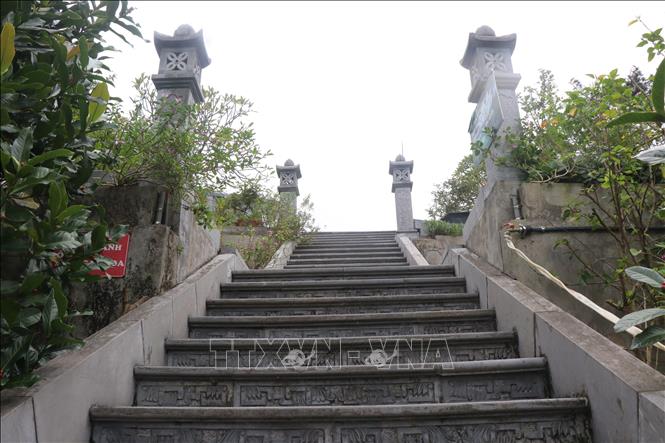 Lối lên chùa được lát bằng các bậc đá, hai bên là cây hoa tạo cảnh quan. Ảnh: Thanh Thương - TTXVN