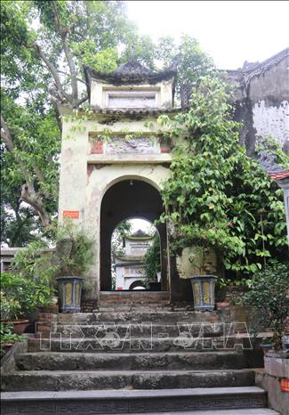 Lối đi vào chùa vẫn còn giữ được nét cổ kính. Ảnh: Thanh Thương - TTXVN