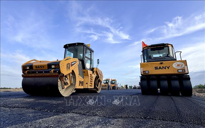 Phương tiện lu rung tạo độ chặt cho lớp thảm nhựa mới rải. Ảnh: Thanh Sang-TTXVN