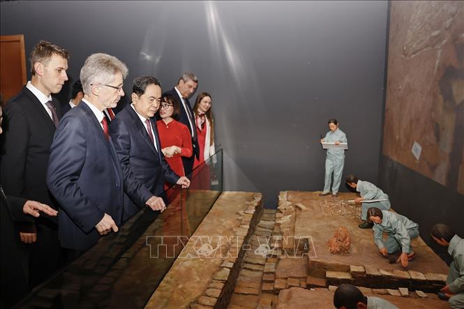 Chủ tịch Quốc hội Trần Thanh Mẫn cùng Chủ tịch Thượng viện Quốc hội Cộng hòa Séc Milos Vystrcil tham quan Khu khảo cổ dưới lòng đất nhà Quốc hội. Ảnh: Doãn Tấn - TTXVN