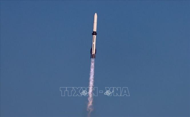 Tên lửa New Glenn của Công ty hàng không vũ trụ Blue Origin mang theo 2 vệ tinh, được lên kế hoạch thám hiểm sao Hỏa, rời bệ phóng tại Trung tâm vũ trụ Cape Canaveral ở bang Florida, Mỹ, ngày 13/11/2025. Ảnh: REUTERS/TTXVN