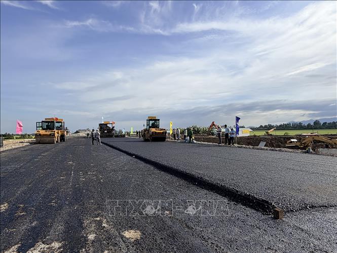 Máy lu bánh lốp tăng độ kết dính cho lớp nhựa vừa rải. Ảnh: Thanh Sang-TTXVN