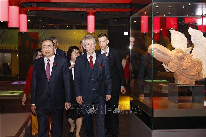 Chủ tịch Quốc hội Trần Thanh Mẫn cùng Chủ tịch Thượng viện Quốc hội Cộng hòa Séc Milos Vystrcil tham quan Khu khảo cổ dưới lòng đất nhà Quốc hội. Ảnh: Doãn Tấn - TTXVN