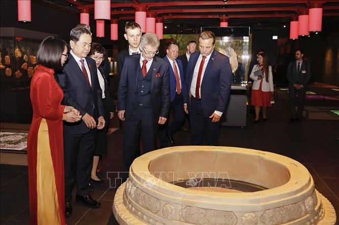 Chủ tịch Quốc hội Trần Thanh Mẫn cùng Chủ tịch Thượng viện Quốc hội Cộng hòa Séc Milos Vystrcil tham quan Khu khảo cổ dưới lòng đất nhà Quốc hội. Ảnh: Doãn Tấn - TTXVN