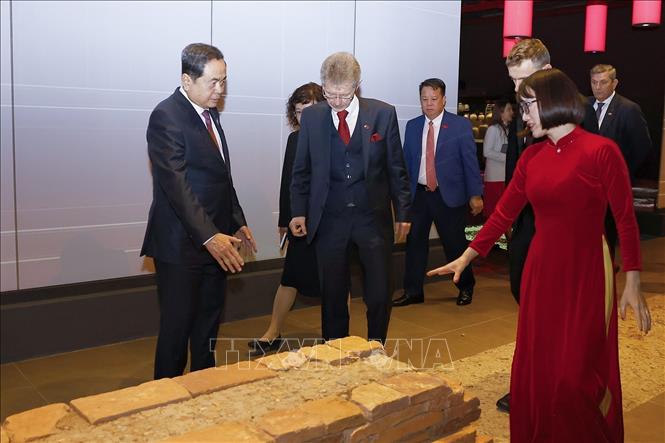 Chủ tịch Quốc hội Trần Thanh Mẫn cùng Chủ tịch Thượng viện Quốc hội Cộng hòa Séc Milos Vystrcil tham quan Khu khảo cổ dưới lòng đất nhà Quốc hội. Ảnh: Doãn Tấn - TTXVN
