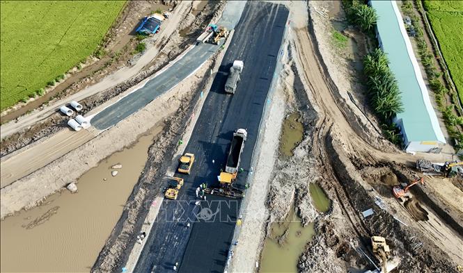 Nhà thầu Trường Sơn huy động nhiều thiết bị hiện đại thi công thảm nhựa. Ảnh: Thanh Sang-TTXVN