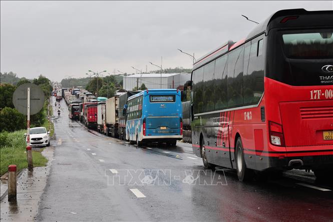 Tắc xe trên tuyến Quốc lộ 1A đoạn từ phường Tuy An Nam vào phường Tuy Hòa (Đắk Lắk). Ảnh: Đỗ Trưởng- TTXVN

