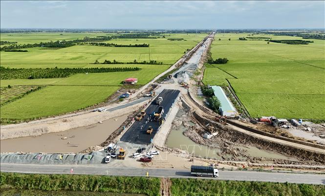 Toàn cảnh đoạn tuyến đầu tiên được thảm nhựa nhìn từ phía phường Vĩnh Tế, tỉnh An Giang. Ảnh: Thanh Sang-TTXVN