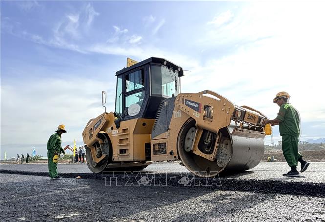 Phương tiện lu rung tạo độ chặt cho lớp thảm nhựa mới rải. Ảnh: Thanh Sang-TTXVN