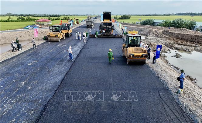 Mặt đường cao tốc sau thảm nhựa đồng đều, đảm bảo độ phẳng theo tiêu chuẩn kỹ thuật. Ảnh: Thanh Sang-TTXVN
