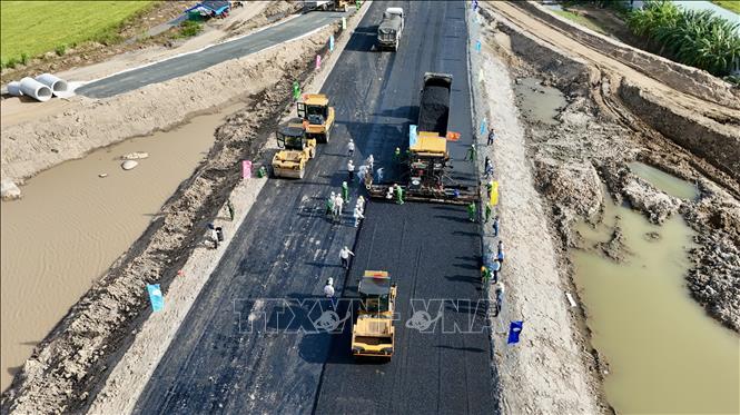 Lớp thảm nhựa đầu tiên được rải trên cao tốc Châu Đốc – Cần Thơ – Sóc Trăng đoạn qua An Giang. Ảnh: Thanh Sang-TTXVN