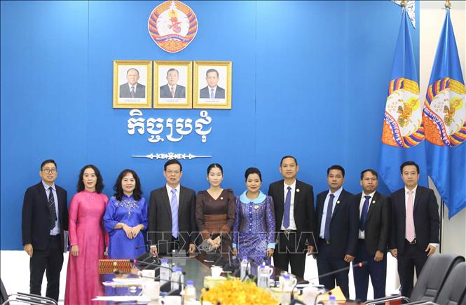 Các đại biểu chụp ảnh lưu niệm. Ảnh: Hoàng Minh - PV TTXVN tại Campuchia 