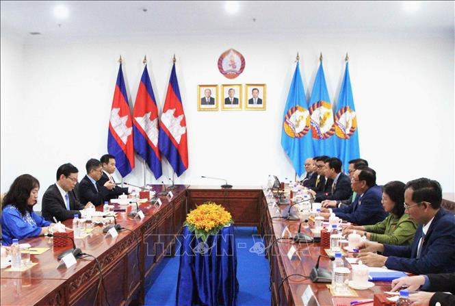 Quang cảnh buổi làm việc giữa Đoàn Ban Tuyên giáo và Dân vận Trung ương Đảng Cộng sản Việt Nam với Ban Dân vận Trung ương Đảng Nhân dân Campuchia (CPP). Ảnh: Hoàng Minh - PV TTXVN tại Campuchia 
