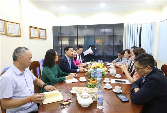Đoàn đại biểu Ban Tuyên giáo và Dân vận Trung ương thăm, làm việc với lãnh đạo Hội Khmer-Việt Nam tại Campuchia (KVA) tại trụ sở Tổng hội ở thủ đô Phnom Penh. Ảnh: Huỳnh Thảo - PV TTXVN tại Campuchia 