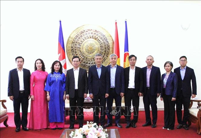 Đoàn đại biểu Ban Tuyên giáo và Dân vận Trung ương thăm, làm việc tại Đại sứ quán Việt Nam tại Vương quốc Campuchia. Ảnh: Hoàng Minh- PV TTXVN tại Campuchia 