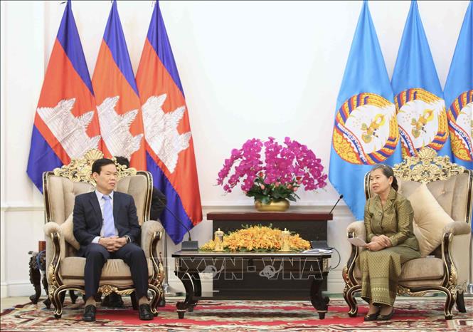 Bà Samdech Men Sam An, Phó Chủ tịch, Trưởng ban Dân vận Trung ương Đảng Nhân dân Campuchia (CPP) tiếp ông Triệu Tài Vinh, Phó Trưởng Ban Tuyên giáo và Dân vận Trung ương tại Cung 7/1, trụ sở trung ương CPP ở thủ đô Phnom Penh. Ảnh: Huỳnh Thảo - PV TTXVN tại Campuchia 