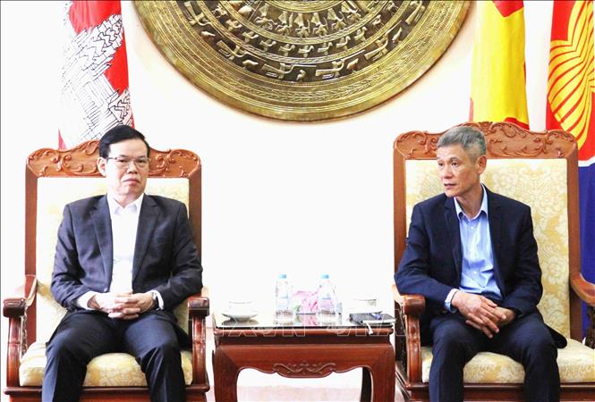 Đại sứ Việt Nam tại Campuchia Nguyễn Minh Vũ (phải) tiếp Phó Trưởng Ban Tuyên giáo và Dân vận Trung ương Triệu Tài Vinh. Ảnh: Hoàng Minh- PV TTXVN tại Campuchia 