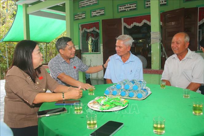 Đoàn lãnh đạo thành phố Cần Thơ làm việc với Hợp tác xã Vị Thủy 1. Ảnh: Duy Khương - TTXVN