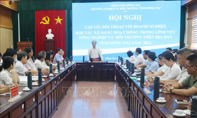 Giám đốc Sở Nông nghiệp và Môi trường tỉnh Đồng Nai giải đáp, tháo gỡ những vưỡng mắc của các doanh nghiệp, hợp tác xã hoạt động trong lĩnh vực nông nghiệp trên địa bàn tỉnh Đồng Nai. Ảnh: Lê Xuân-TTXVN