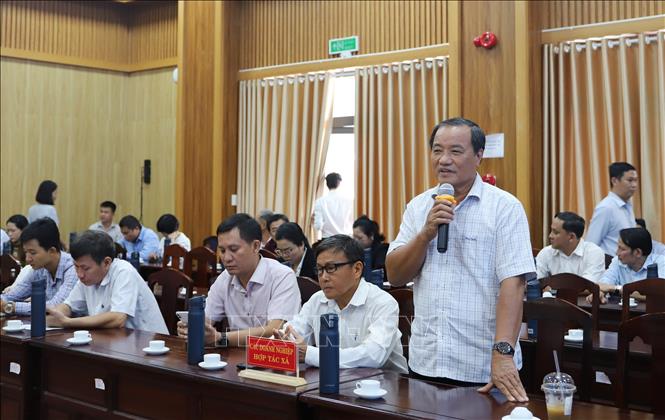 Ông Lê Văn Quyết, Hợp tác xã Long Thành Phát nêu ý kiến tại buổi đối thoại về kiến nghị về phân loại rác thải tại nguồn. Ảnh: Lê Xuân-TTXVN