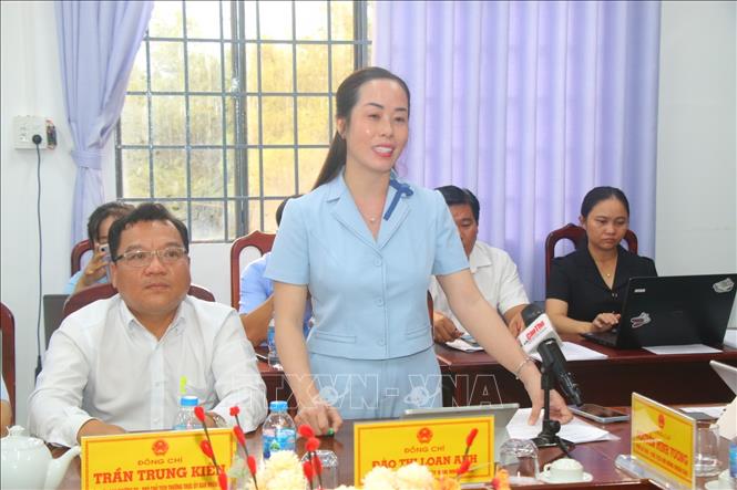 Bà Đào Thị Loan Anh, Chủ tịch UBND xã Vĩnh Thuận Đông phát biểu tại buổi làm việc. Ảnh: Duy Khương - TTXVN