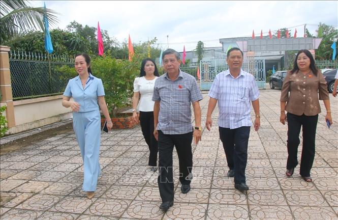 Đoàn công tác kiểm tra Trung tâm văn hóa xã Vĩnh Thuận Đông. Ảnh: Duy Khương - TTXVN
