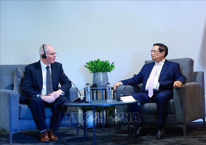 Prime Minister Pham Minh Chinh meets Neil Pollock, Vice President of the South African Chamber of Commerce & Industry (SACCI). VNA Photo: Dương Giang
