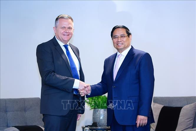 Prime Minister Pham Minh Chinh meets De Villiers Engelbrecht, Chief Financial Officer of Airlink. VNA Photo: Dương Giang
