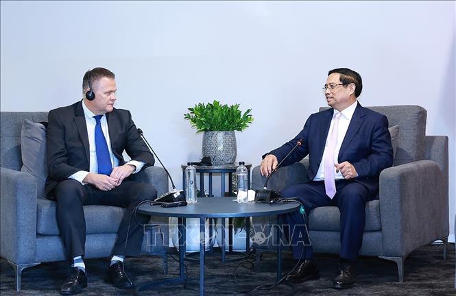 Prime Minister Pham Minh Chinh meets De Villiers Engelbrecht, Chief Financial Officer of Airlink. VNA Photo: Dương Giang