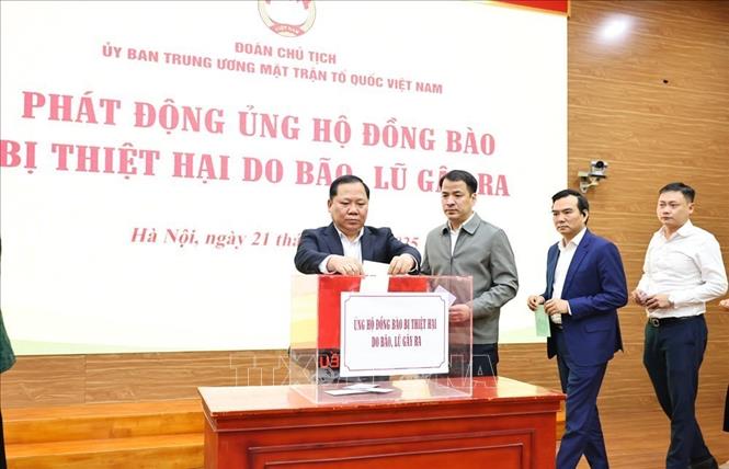Các cán bộ cơ quan MTTQ Việt Nam ủng hộ đồng bào bị thiệt hại do bão, lũ. Ảnh: Minh Đức – TTXVN