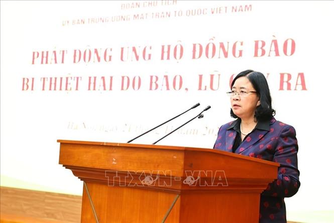 Đồng chí Bùi Thị Minh Hoài, Ủy viên Bộ Chính trị, Bí thư Trung ương Đảng, Chủ tịch Ủy ban Trung ương MTTQ Việt Nam thay mặt Đoàn Chủ tịch đọc lời kêu gọi phát động ủng hộ đồng bào bị thiệt hại do bão, lũ gây ra. Ảnh: Minh Đức – TTXVN