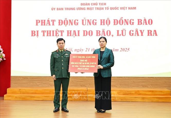 Đồng chí Hà Thị Nga, Ủy viên Trung ương Đảng, Phó Chủ tịch Ủy ban Trung ương MTTQ Việt Nam tiếp nhận bảng tượng trưng số tiền ủng hộ từ các đơn vị. Ảnh: Minh Đức – TTXVN