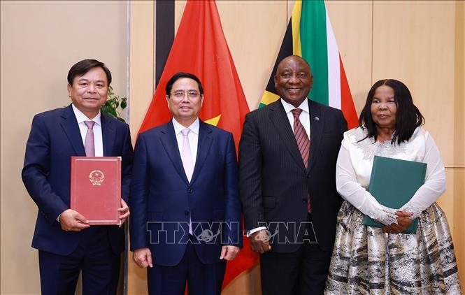 Thủ tướng Phạm Minh Chính và Tổng thống Cộng hòa Nam Phi Matamela Cyril Ramaphosa chứng kiến ký kết Bản ghi nhớ Hợp tác về Nông nghiệp giữa Bộ Nông nghiệp và Môi trường và Bộ Nông nghiệp Nam Phi. Ảnh: Dương Giang-TTXVN
