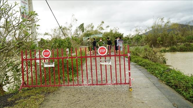 Xã Tuy Phước lập trạm kiểm soát để cảnh báo người dân. Ảnh: Sỹ Thắng-TTXVN