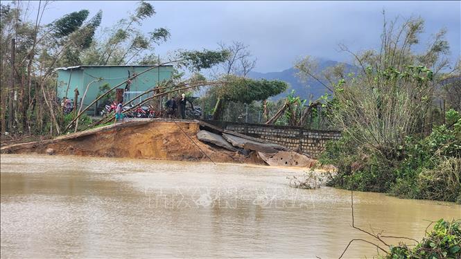 Vỡ đê Luật Lễ gây ngập nặng ở vùng hạ lưu. Ảnh: Sỹ Thắng-TTXVN