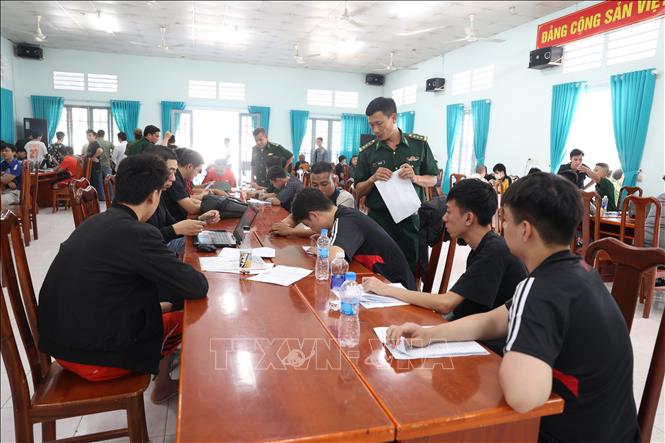 Lực lượng chức năng tiến hành lấy lời khai những công dân Việt Nam do các lực lượng chức năng của Campuchia trao trả. Ảnh: Thanh Tân - TTXVN