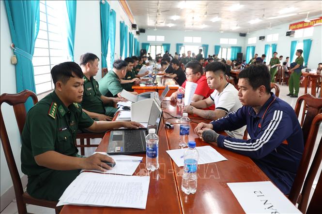 Lực lượng chức năng tiến hành lấy lời khai những công dân Việt Nam do các lực lượng chức năng của Campuchia trao trả. Ảnh: Thanh Tân - TTXVN