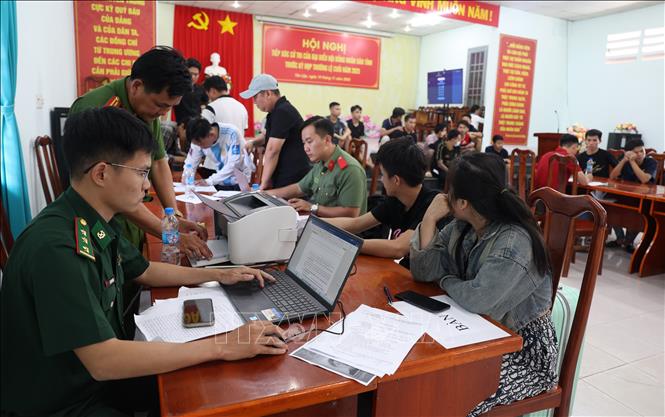 Lực lượng chức năng tiến hành lấy lời khai, rà soát nhân thân, lý lịch của 110 công dân Việt Nam do các lực lượng chức năng của Campuchia trao trả. Ảnh: Thanh Tân - TTXVN