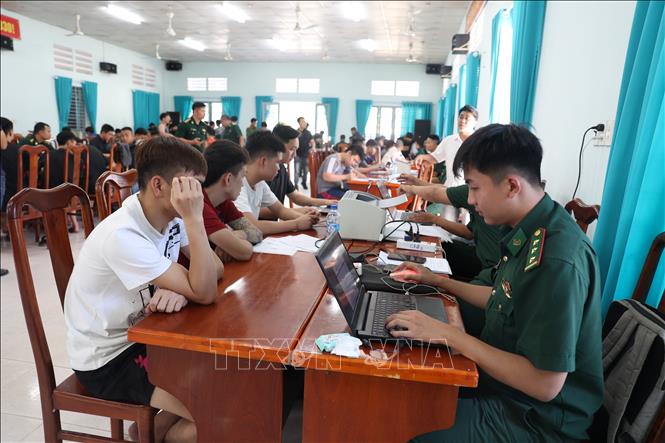 Lực lượng chức năng tiến hành lấy lời khai, rà soát nhân thân, lý lịch của 110 công dân Việt Nam do các lực lượng chức năng của Campuchia trao trả. Ảnh: Thanh Tân - TTXVN