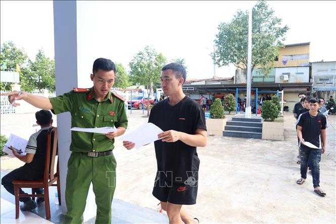 Lực lượng chức năng tiến hành sàn lọc những công dân Việt Nam vừa tiếp nhận các lực lượng chức năng của Campuchia trao trả, tại xã Tân Lập (Tây Ninh). Ảnh: Thanh Tân - TTXVN