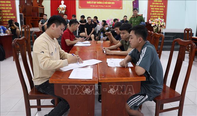 Lực lượng chức năng tiến hành lấy lời khai những công dân Việt Nam do các lực lượng chức năng của Campuchia trao trả. Ảnh: Thanh Tân - TTXVN