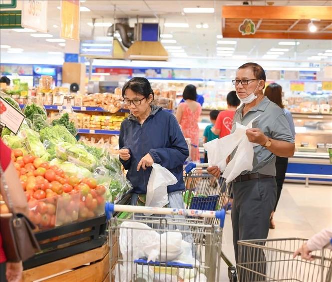 Quầy rau xanh đa dạng, thu hút người tiêu dùng tại siêu thị Co.opmart TP. Hồ Chí Minh. Ảnh: Hương Giang - TTXVN