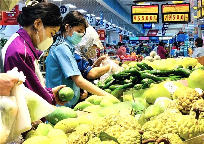 Siêu thị Saigon Co.op triển khai nhiều chương trình giảm giá sâu với mặt hàng rau củ, giúp giữ nhịp tiêu dùng. Ảnh: Hương Giang - TTXVN
