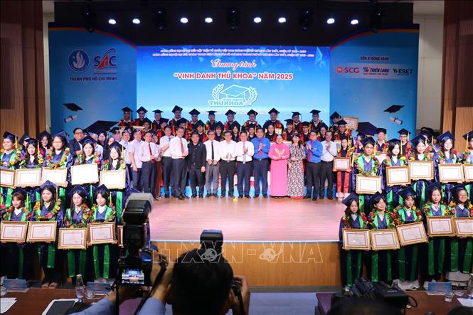 Ông Nguyễn Mạnh Cường, Phó Chủ tịch Ủy ban nhân dân Thành phố Hồ Chí Minh với các đại biểu cùng các thủ khoa. Ảnh: Thanh Vũ-TTXVN
