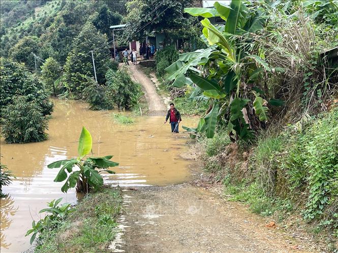 Nước ngập khiến việc đi lại người dân khó khăn. Ảnh: K GỬIH-TTXVN