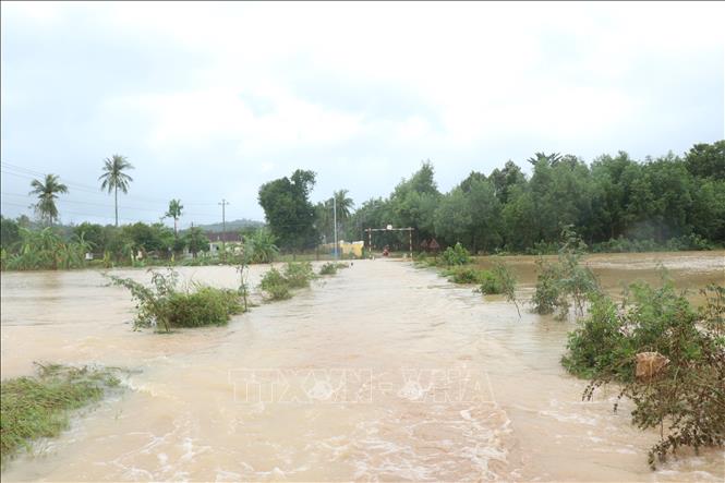 Một tuyến đường vào khu dân cư xã Sơn Thành, tỉnh Đắk Lắk vẫn ngập sâu. Ảnh: Tuấn Anh - TTXVN
